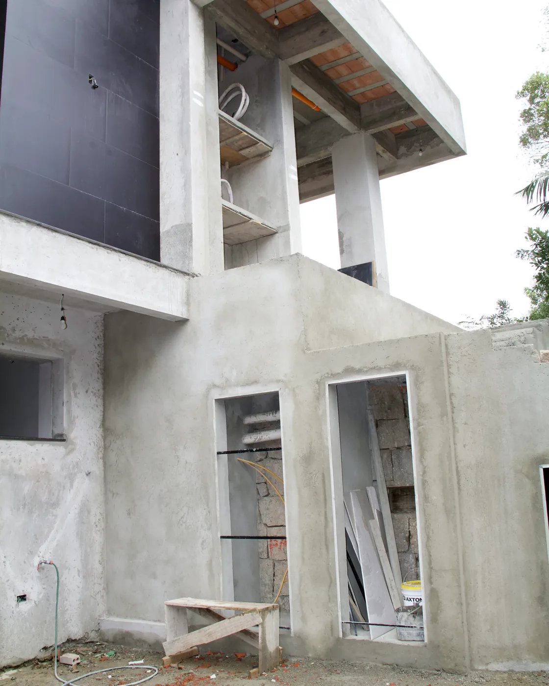 Fachada lateral da residência em estrutura de concreto armado